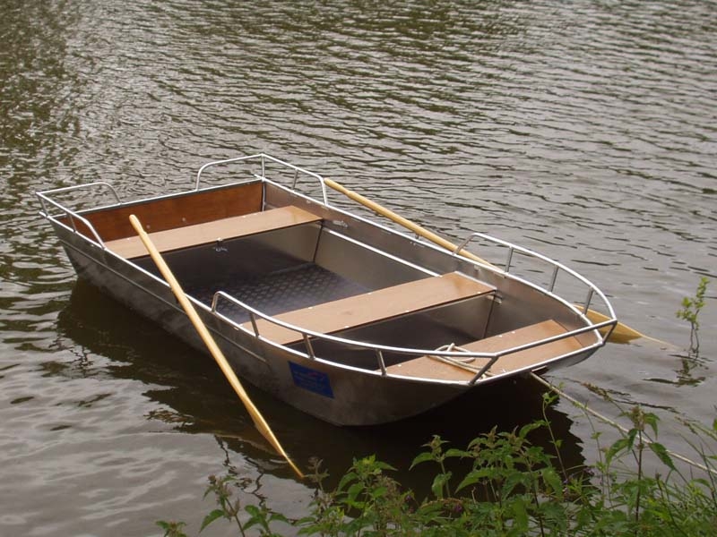 Легкая алюминиевая рыболовная лодка