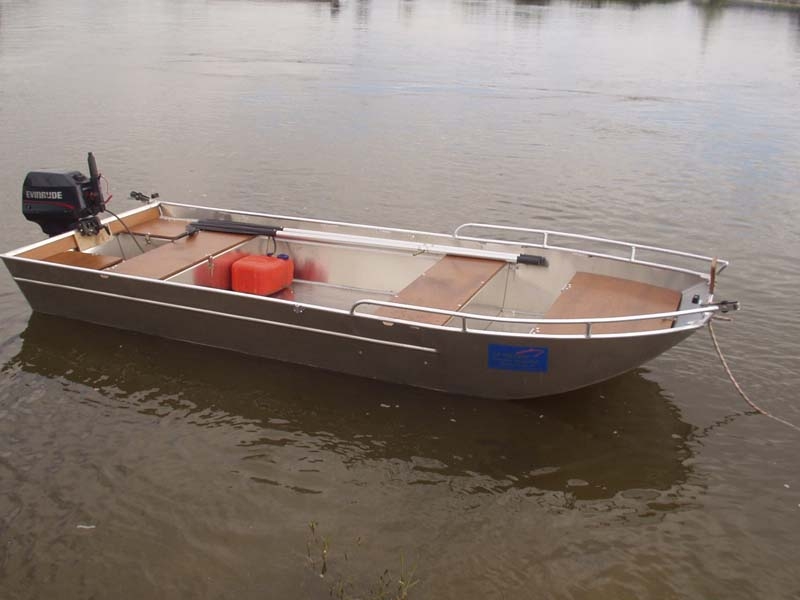 Легкая алюминиевая рыболовная лодка