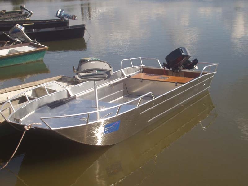 Алюминиевая рыбацкая лодка