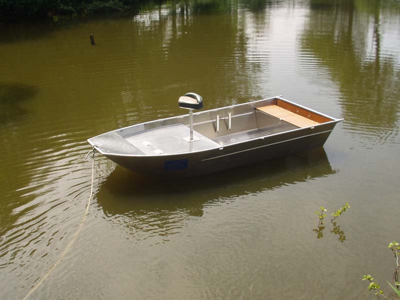 Алюминиевая рыбацкая лодка